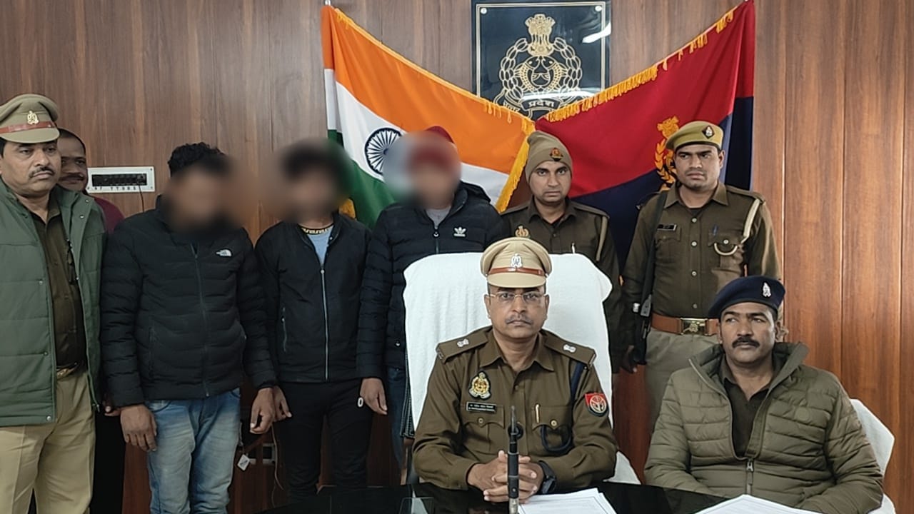पीलीभीत : थाना बरखेड़ा में चोरी हुई कार व चोरी करने के उपकरण सहित तीन अभियुक्तों को किया गिरफ्तार