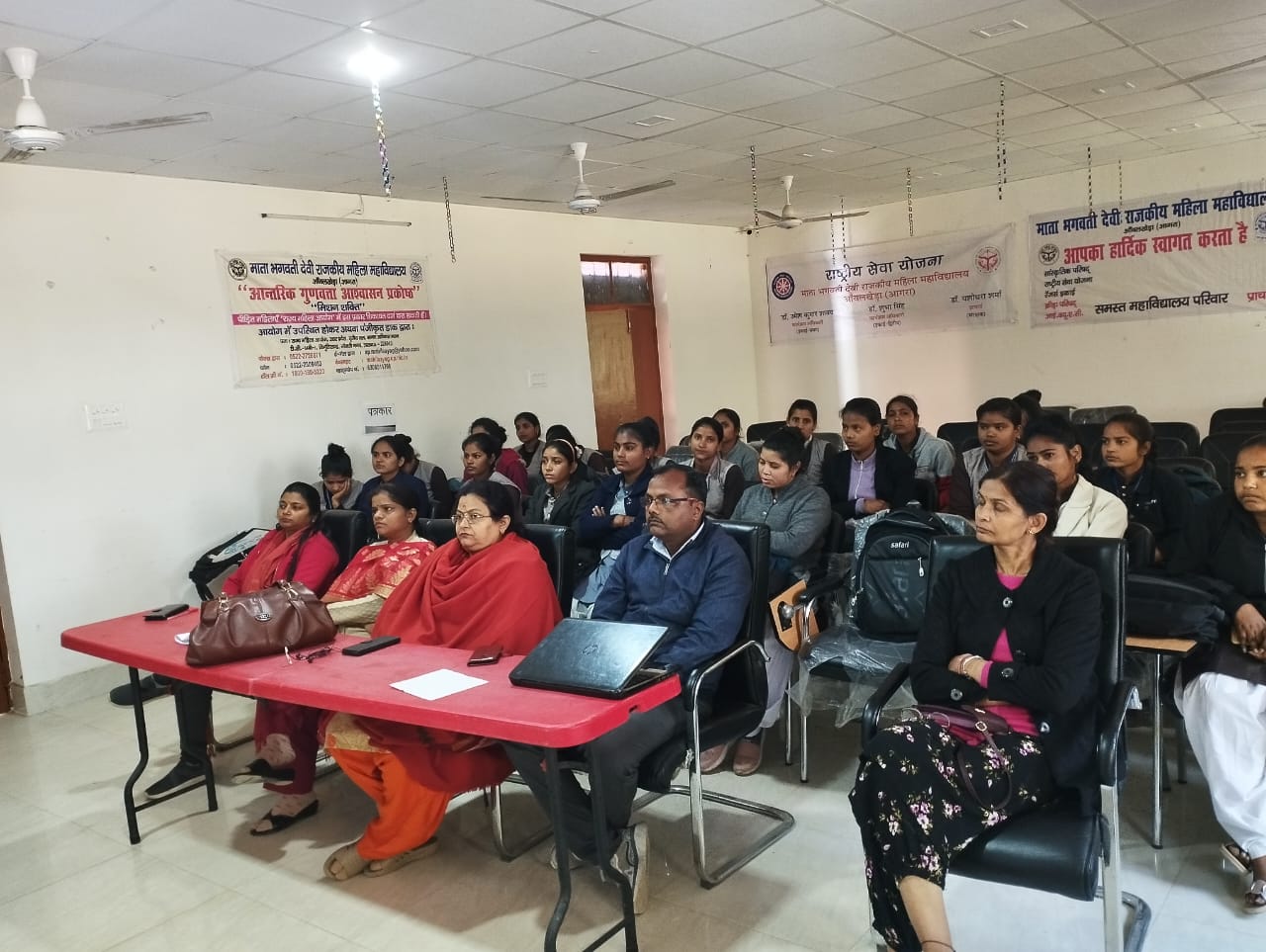 आगरा:छात्राओं ने आर्थिक विषयों पर किए विचार व्यक्त