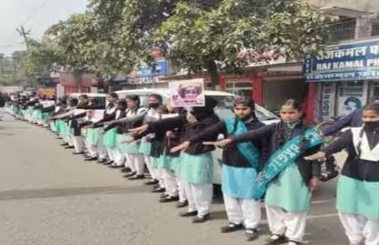 जौनपुर:दिलाई गई सड़क सुरक्षा की शपथ एवं मानव श्रृंखला का छात्रों ने किया निर्माण