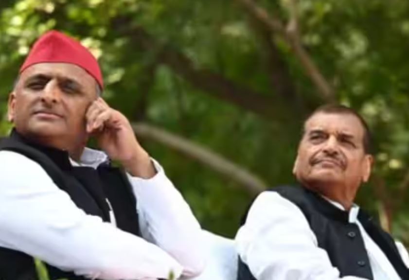 शिवपाल से मिलने उनके घर पहुंचे अखिलेश यादव, क्या ये हुई बातें