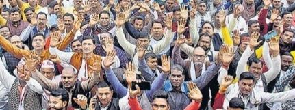 रमाबाई मैदान में पहुंचे लगभग 1 लाख शिक्षक, बोले हम 10 हजार में परिवार कैसे चलाएं?