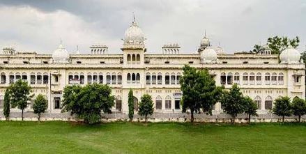 महेंद्र अग्निहोत्री ने छात्र को मारे 15 थप्पड़, गुस्साए लखनऊ यूनिवर्सिटी के छात्रों ने देर रात हंगामा किया