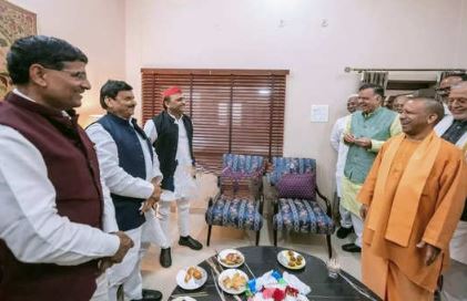 एक दिन पहले सदन में कानून व्यवस्था पर हुई थी तीखी बहस, विधानसभा अध्यक्ष के घर लंच पर मिले योगी-अखिलेश