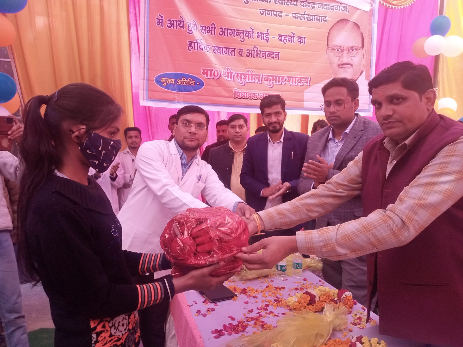 फर्रुखाबाद:विधायक प्रतिनिधि ने तीन क्षय रोगियों को दी पोषण पोटली लिया गोद