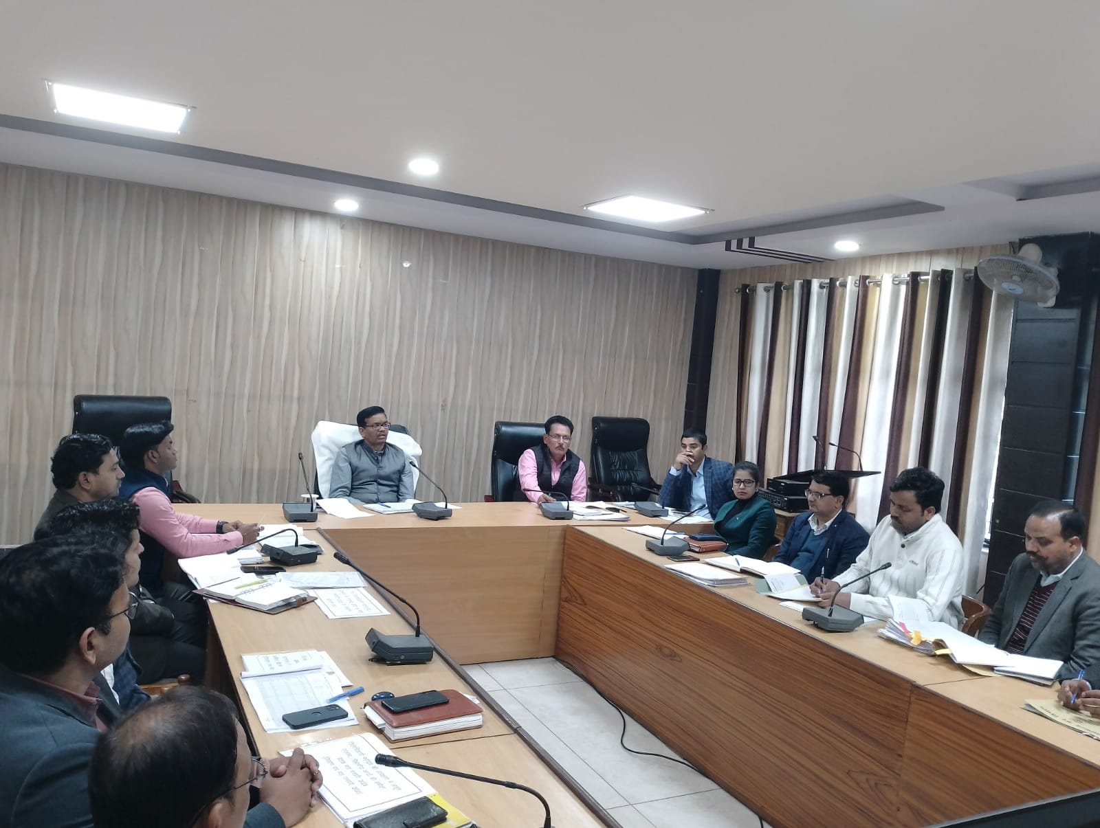पीलीभीत:जिलाधिकारी की अध्यक्षता में अभियोजन एवं कानून एवं शन्ति व्यवस्था की बैठक सम्पन्न।