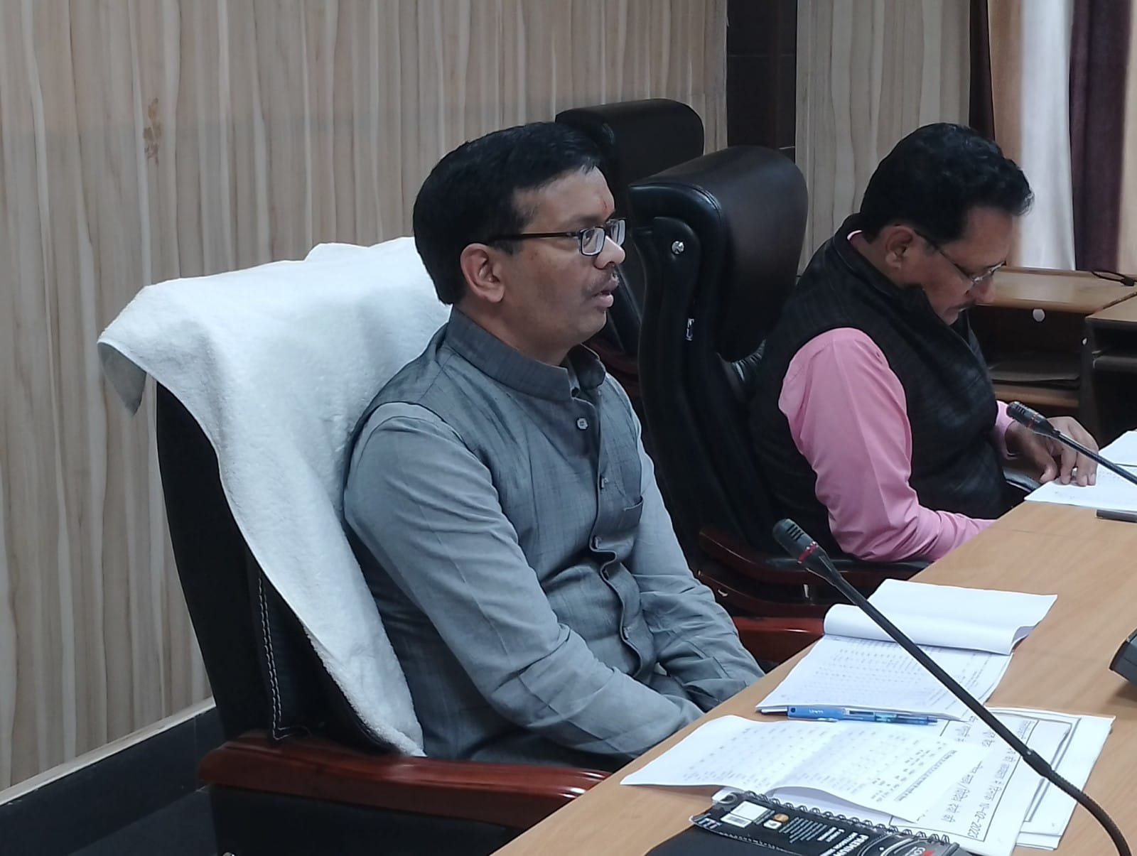 पीलीभीत:निर्धारित लक्ष्य के अनुरूप करें राजस्व वसूली-जिलाधिकारी।