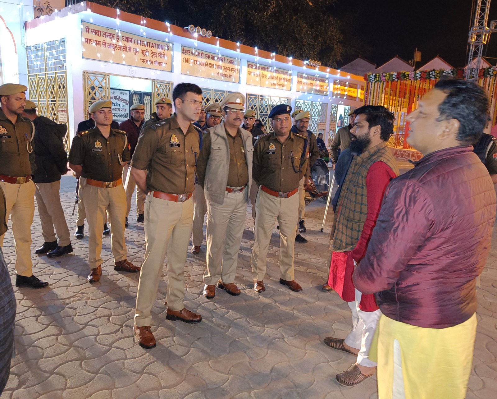 पीलीभीत: पुलिस अधीक्षक द्वारा महाशिवरात्रि पर्व की पूर्व संध्या पर मन्दिर परिसर का भ्रमण तथा पैदल गश्त कर शहर की सुरक्षा व्यवस्था का लिया जायजा।</em>