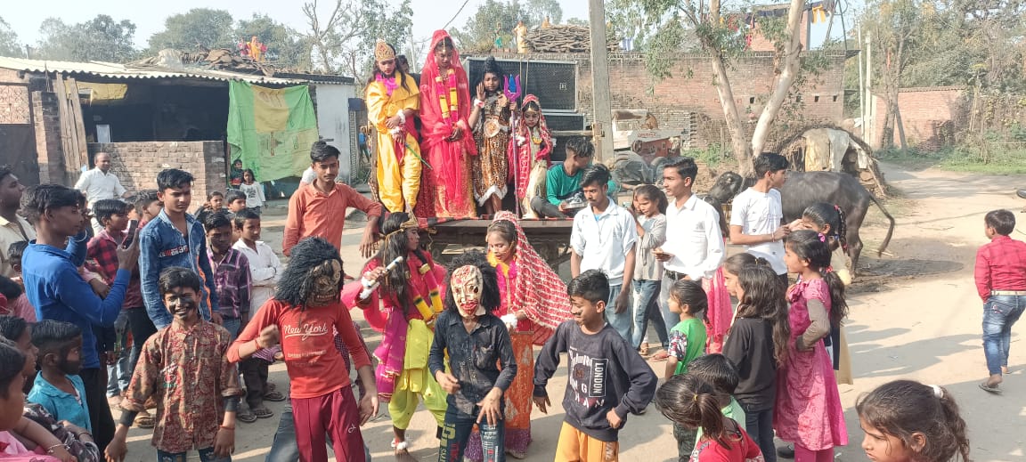 पीलीभीत:महाशिवरात्रि के पर्व पर झांकियां निकालकर पूजा अर्चना की