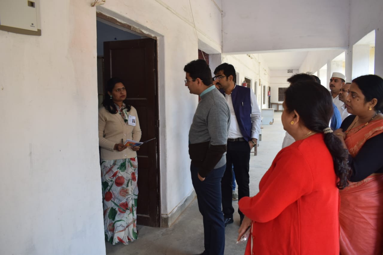 प्रयागराज- जिलाधिकारी ने भारत स्काउट  गाइड इन्टर कॉलेज पहुंचकर व्यवस्थाओं का जायजा लिया