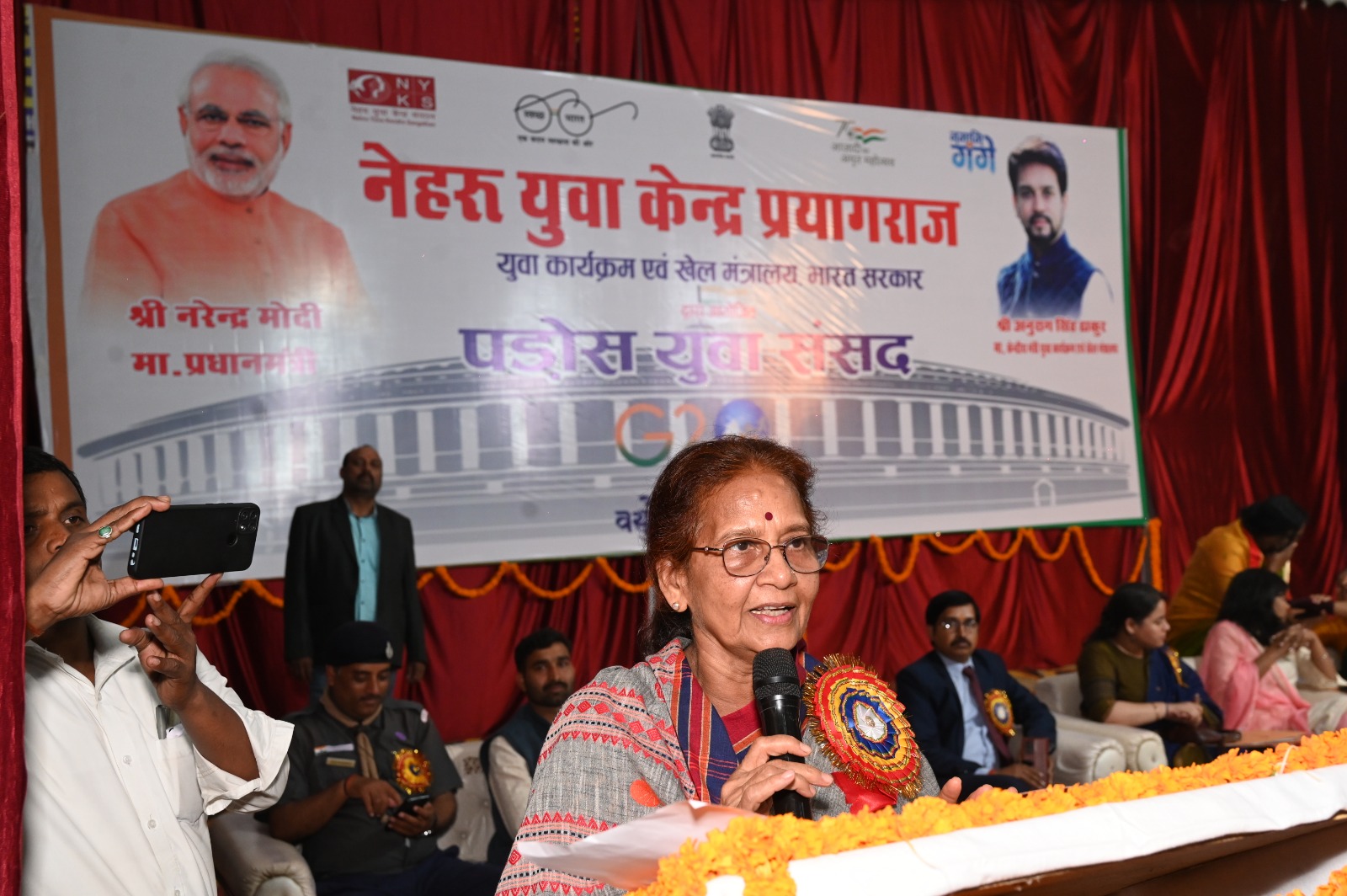 प्रयागराज :सांसद फूलपुर ने पड़ोस युवा संसद का दीप प्रज्वलन कर किया शुभारंभ
