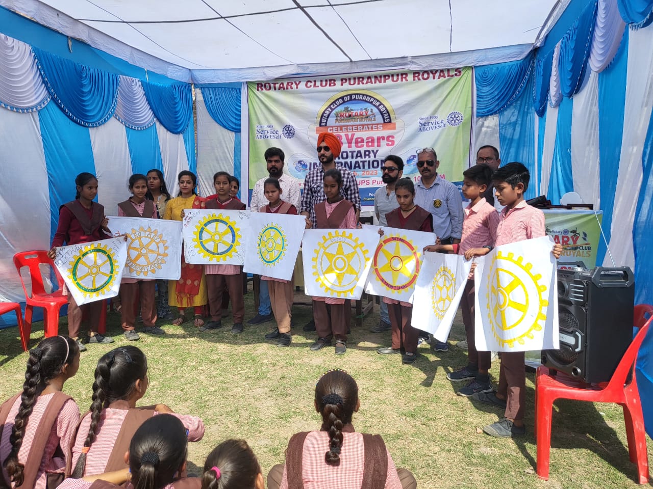 पीलीभीत:रोटरी क्लब रॉयल्स ने उच्च प्राथमिक विद्यालय में बच्चों के साथ अंतरराष्ट्रीय रोटरी का 118वा जन्म दिवस मनाया