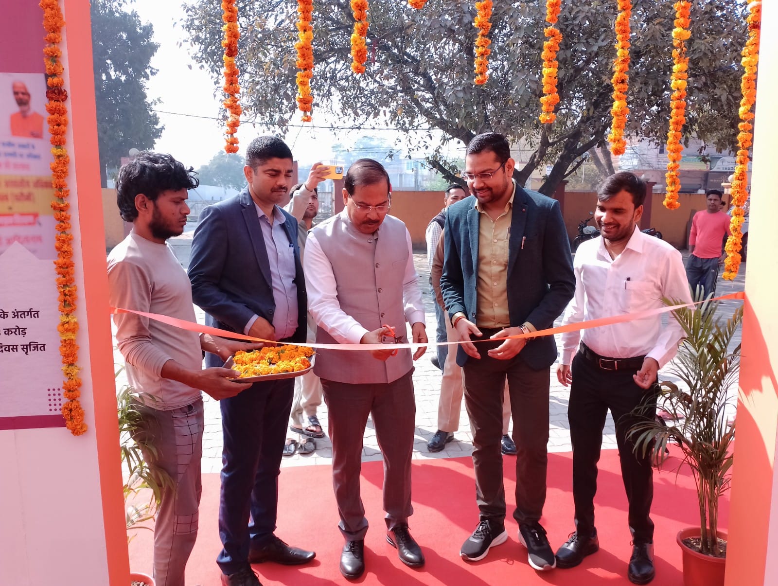 पीलीभीत:डबल इंजन सरकार की तीन दिवसीय प्रदर्शनी का मुख्य विकास अधिकारी एवं नगर मजिस्ट्रेट द्वारा किया उद्घाटन।