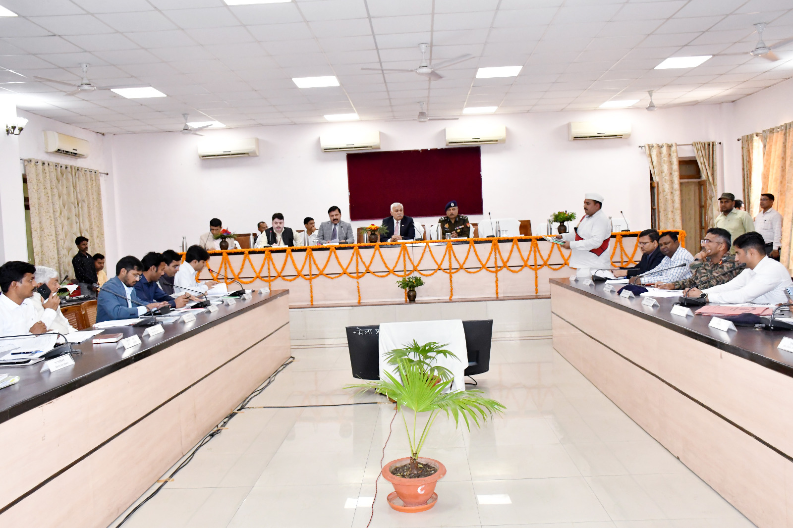 प्रयागराज- महाकुंभ मेला 2025 को दिव्या एवं भव्य बनाने के दृष्टिगत मुख्य सचिव की अध्यक्षता में शीर्ष समिति के द्वितीय बैठक संपन्न हुई जिसमें 948 करोड़ के 50 प्रस्तावित परियोजनाओं में से लगभग 896 करोड़ की लागत के 38 परियोजनाओं को सैद्धांतिक स्वीकृति मिल गई ह