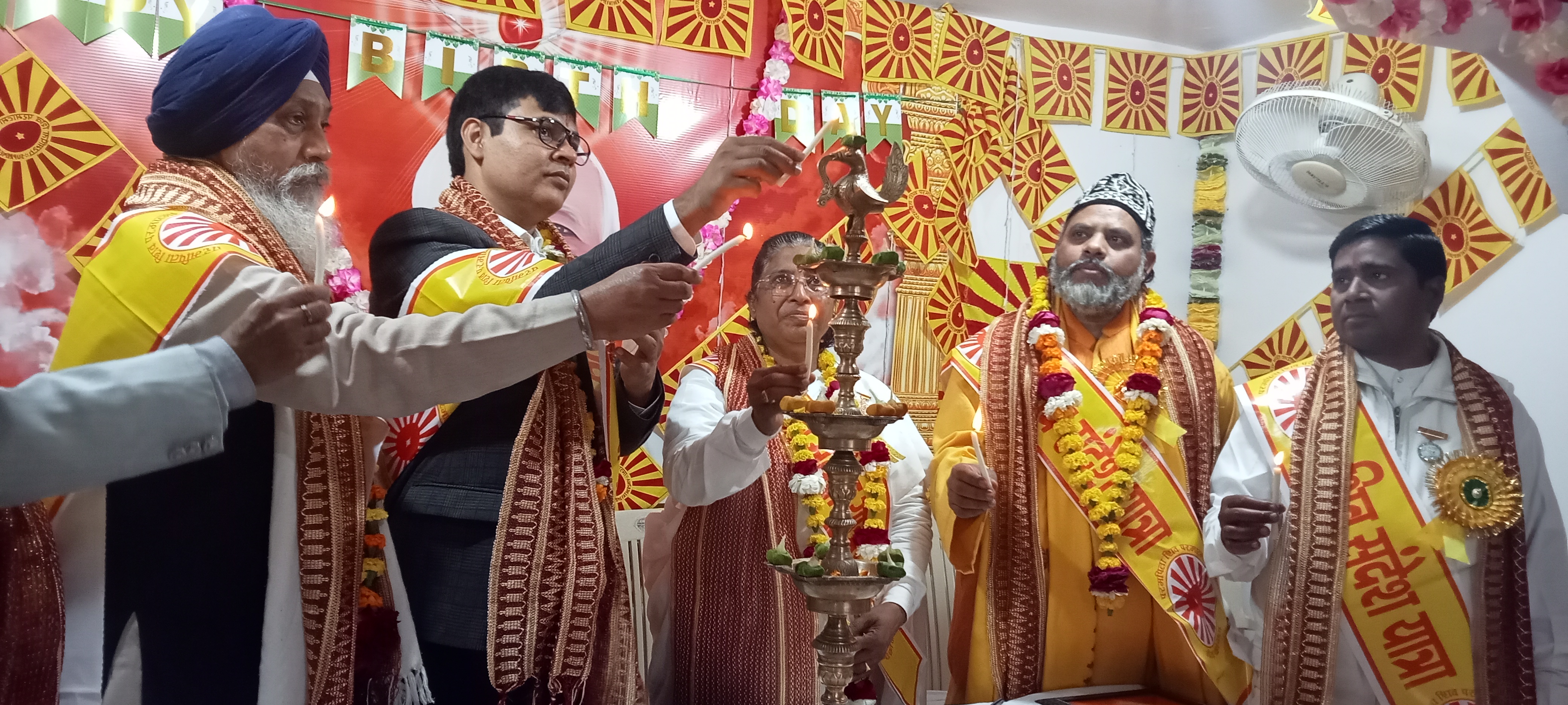 फर्रूखबाद: एसडीएम ने दीप प्रज्वलित करके महाशिवरात्रि पर्व के सर्वधर्म समभाव  के कार्यक्रम का शुभारंभ किया, शोभा यात्रा का आयोजन