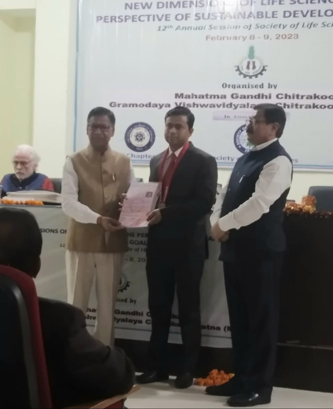 फर्रुखाबाद :- डॉ कन्हैया माहौर को एस. एल एस. रिकॉग्निशन अवार्ड से किया गया सम्मानित ।
