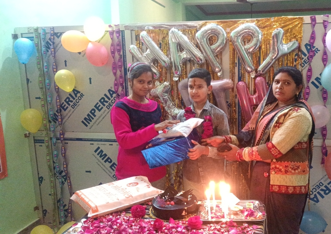 फर्रुखाबाद: बड़े ही हर्षोल्लास के साथ मनाया गया दिव्यांश कुमार शाक्य का जन्मदिन