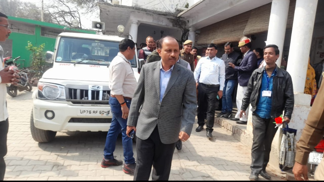 फर्रुखाबाद :जिलाधिकारी ने नगर पालिका कार्यालय का किया निरीक्षण मिली खामियां, दिया वेतन रोकने का आदेश
