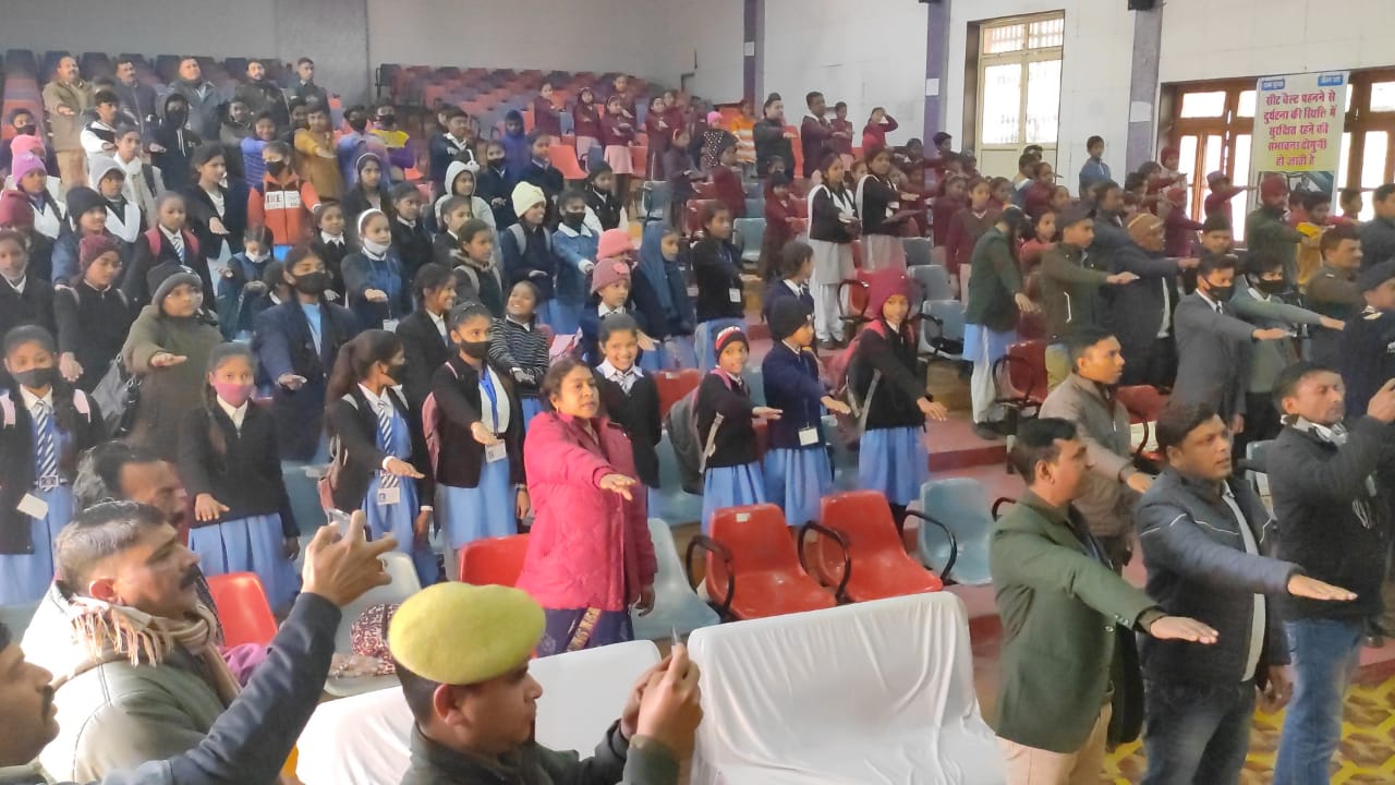 पीलीभीत :घर से निकलते ही हम यातायात नियमों का पालन करें- मा0 प्रवक्तानंद