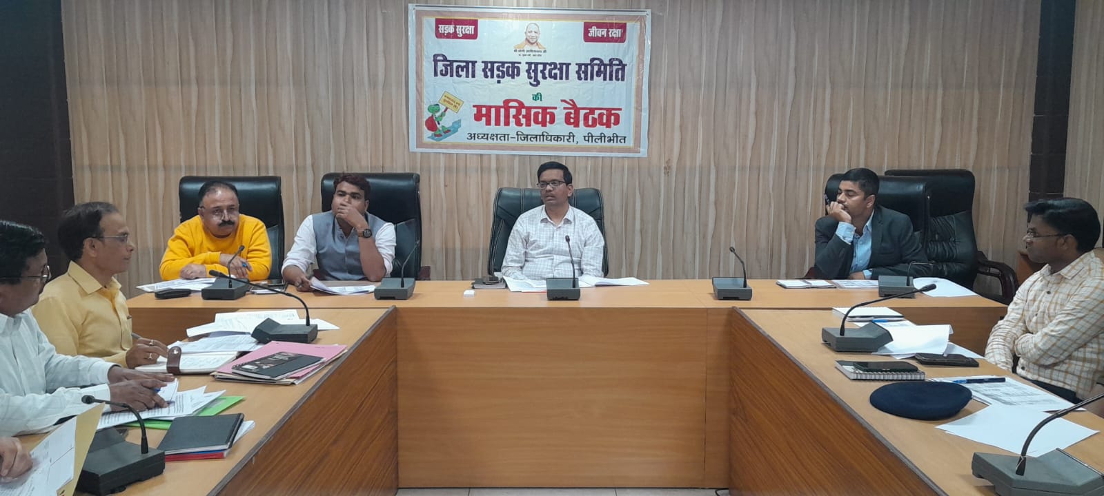 पीलीभीत :जिलाधिकारी की अध्यक्षता में जिला सड़क सुरक्षा समिति की द्वितीय बैठक सम्पन्न।