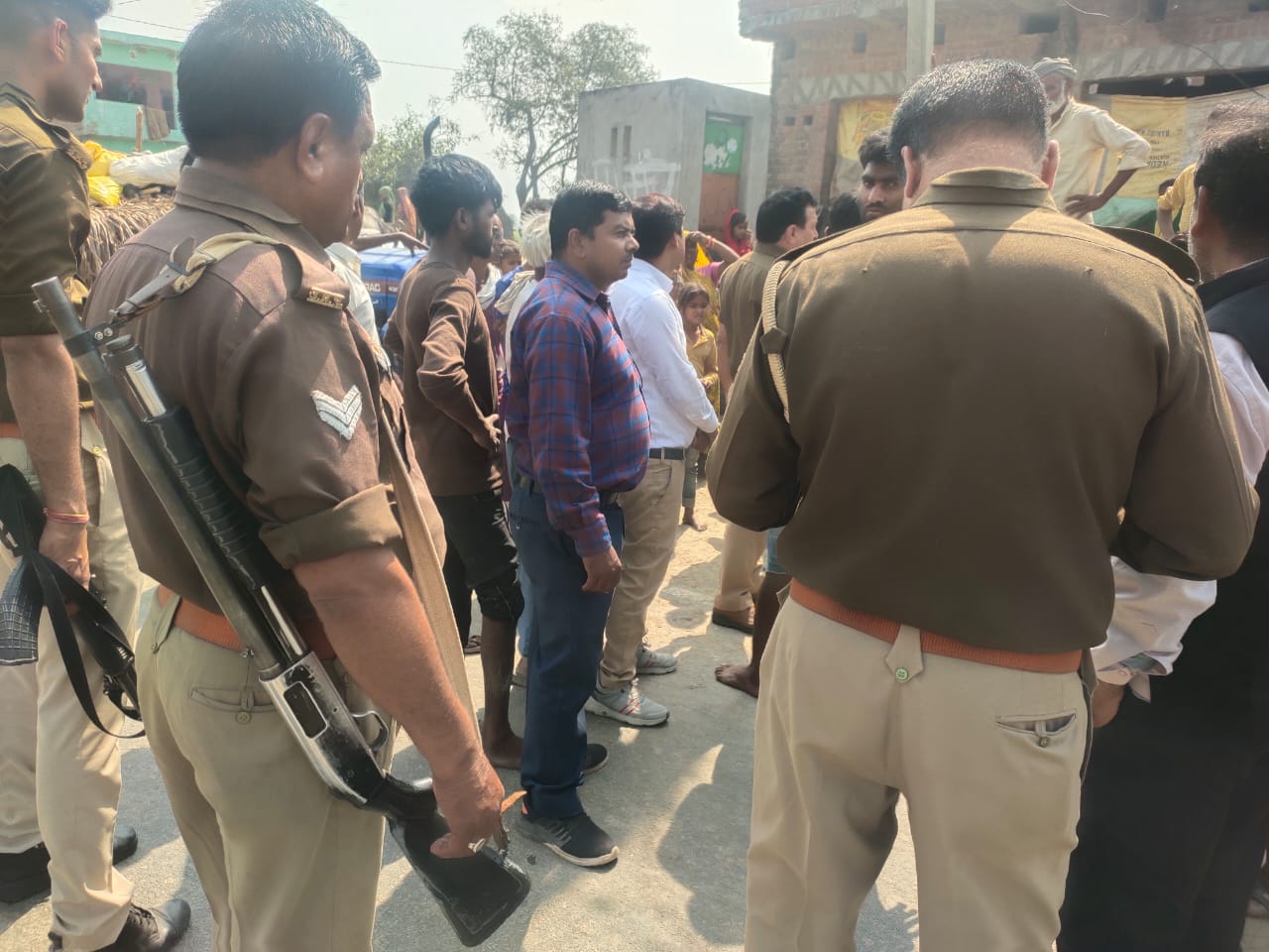 कासगंज:गंजडुंडवारा से बदायूं के बीच में एक सड़क दुर्घटना हुई