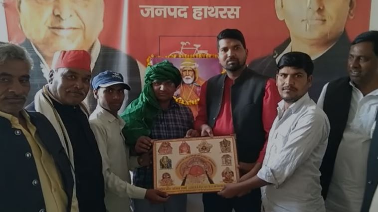 हाथरस:-सपा कार्यालय पर संत गाडगे की 147 वी जयंती मनाई गई