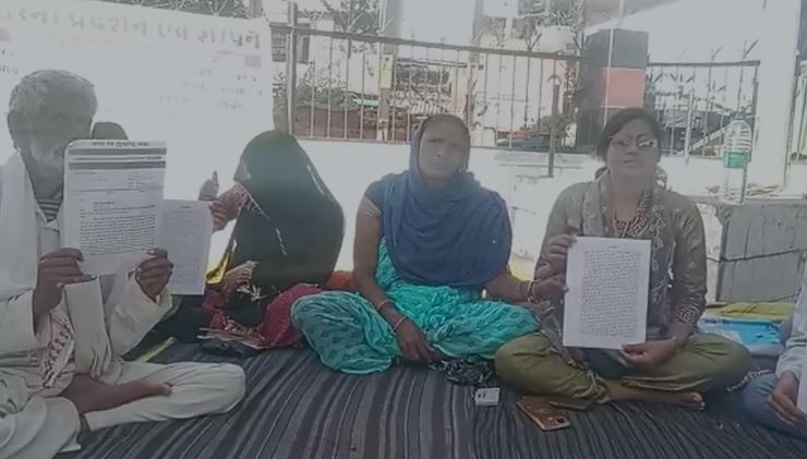 बांदा -नरैनी विधायक के तथाकथित प्रतिनिधि से पीड़ित दिव्यांग बैठा अनशन पर