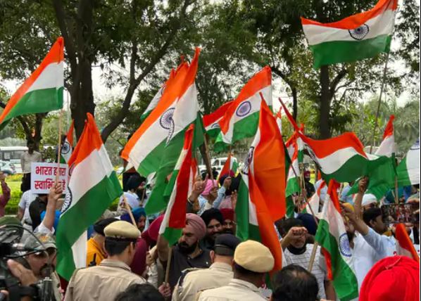 लंदन में खालिस्तानियों के खिलाफ विरोध:सैकड़ों भारतीय तिरंगा लेकर इंडियन हाई कमीशन पहुंचे