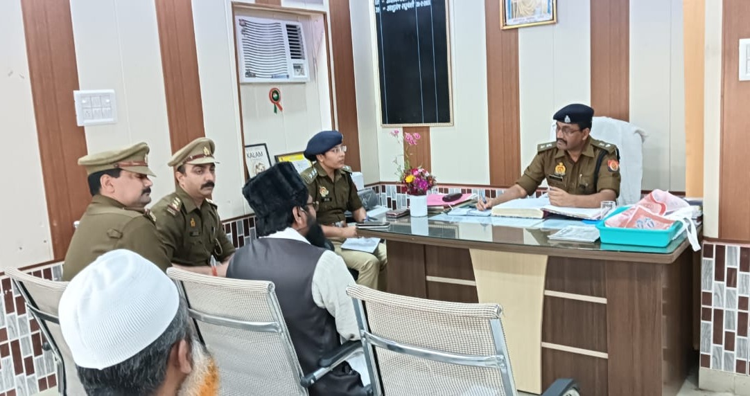 पीलीभीत :अपर पुलिस अधीक्षक ने थाना पूरनपुर का किया आकस्मिक निरीक्षण, आगामी त्यौहारों के सम्बन्ध में संभ्रान्त व्यक्तियों व धर्मगुरुओं के साथ की गोष्ठी, व पैदल गश्त कर लिया सुरक्षा व्यवस्था का जायजा