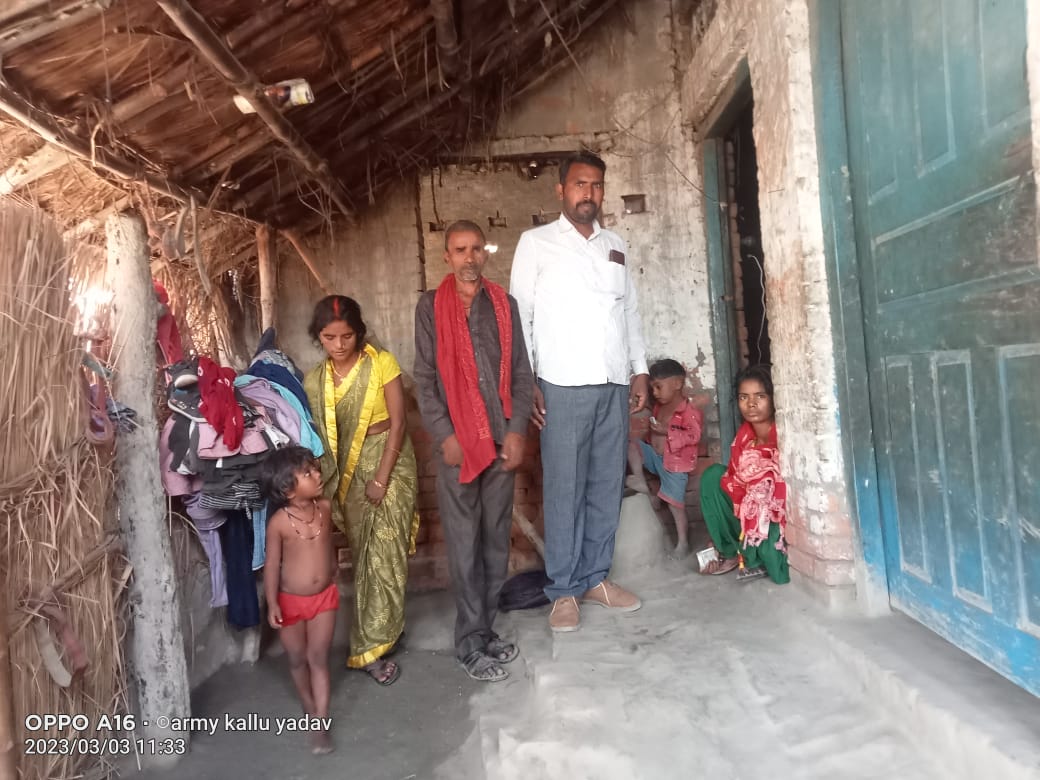 गाज़ीपुर :- मरदह - बबली राजभर के घर जाकर समाज सेवी राजकुमार मौर्य ने दिए पांच हजार की सहायता राशि