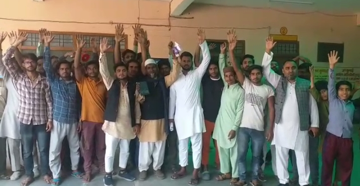 पीलीभीत : 3 दिन से खराब पड़े ट्रांसफार्मर न बदले जाने पर ग्रामीणों ने जोरदार प्रदर्शन कर एसडीएम को सौंपा ज्ञापन
