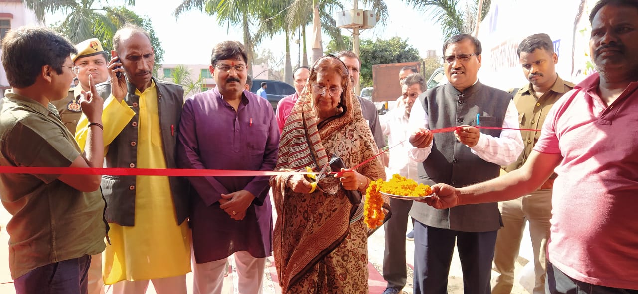 प्रयागराज- सांसद फूलपुर ने सरकार की जनकल्याणकारी योजनाओं से संबंधित लगाई गई प्रदर्शनी का फीता काटकर किया शुभारंभ