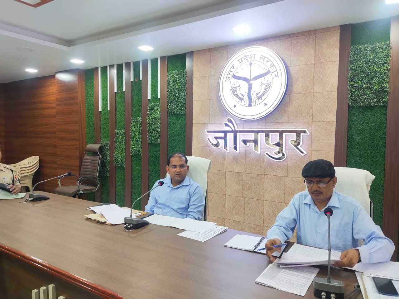 जौनपुर:वाणिज्य कर विभाग, परिवहन करो में प्रगति लाने का डीएम ने दिया निर्देश