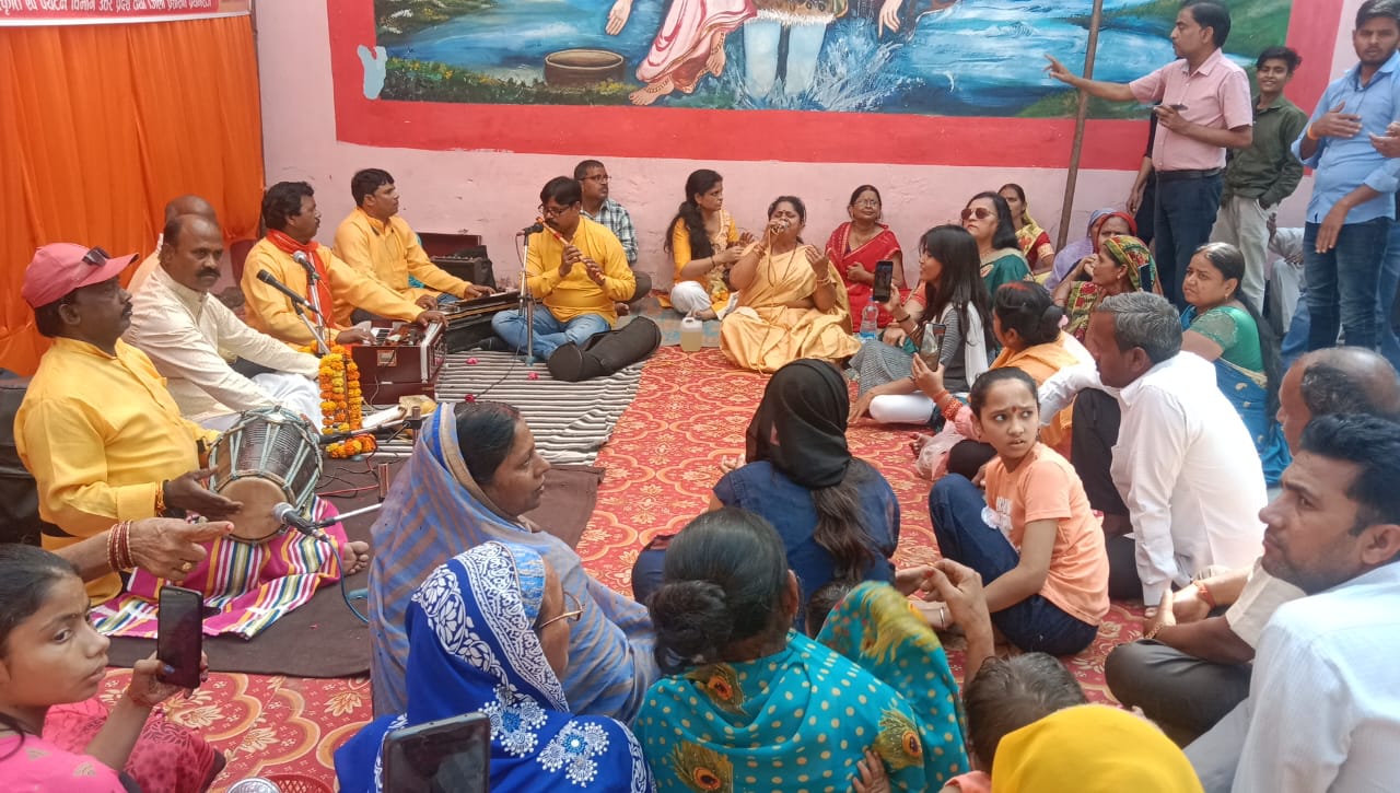 प्रयागराज-देवी मन्दिरो मेंकलाकारो द्वारा लोकगीत पर आधारित देवी गीत प्रस्तुत किया गया