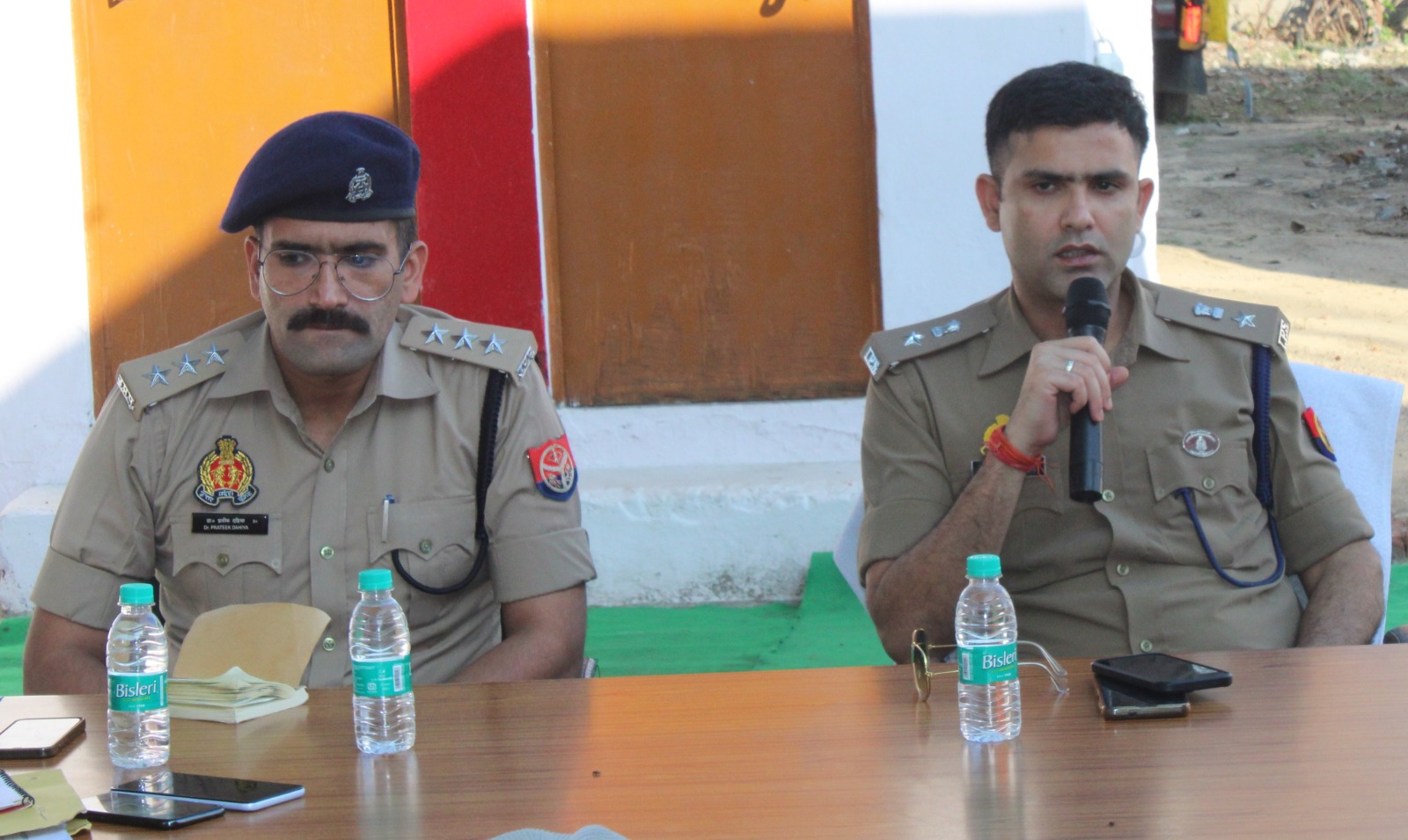 पीलीभीत: पुलिस अधीक्षक द्वारा आगामी त्यौहारों को प्रेम व सौहार्द से मनाने व शान्ति एवं कानून-व्यवस्था बनाये रखने हेतु थाना जहानाबाद में पीस कमेटी की बैठक की गयी।</em>