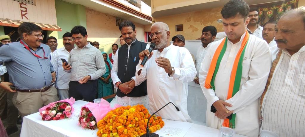 प्रयागराज- मन्त्री जल शक्ति विभाग/ प्रभारी मंत्री प्रयागराज मलिन बस्ती फतेहपुर बिछुवा पहुंचकर सफाई कर्मी समीर के घर किया सहभोज
