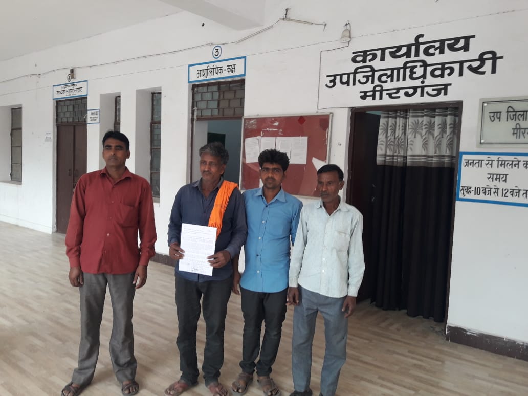 बरेली- मीरगंज तहसील क्षेत्र में प्रधान व कोटेदार की दबंगई से ग्रामीण परेशान पलायन करने को मजबूर।
