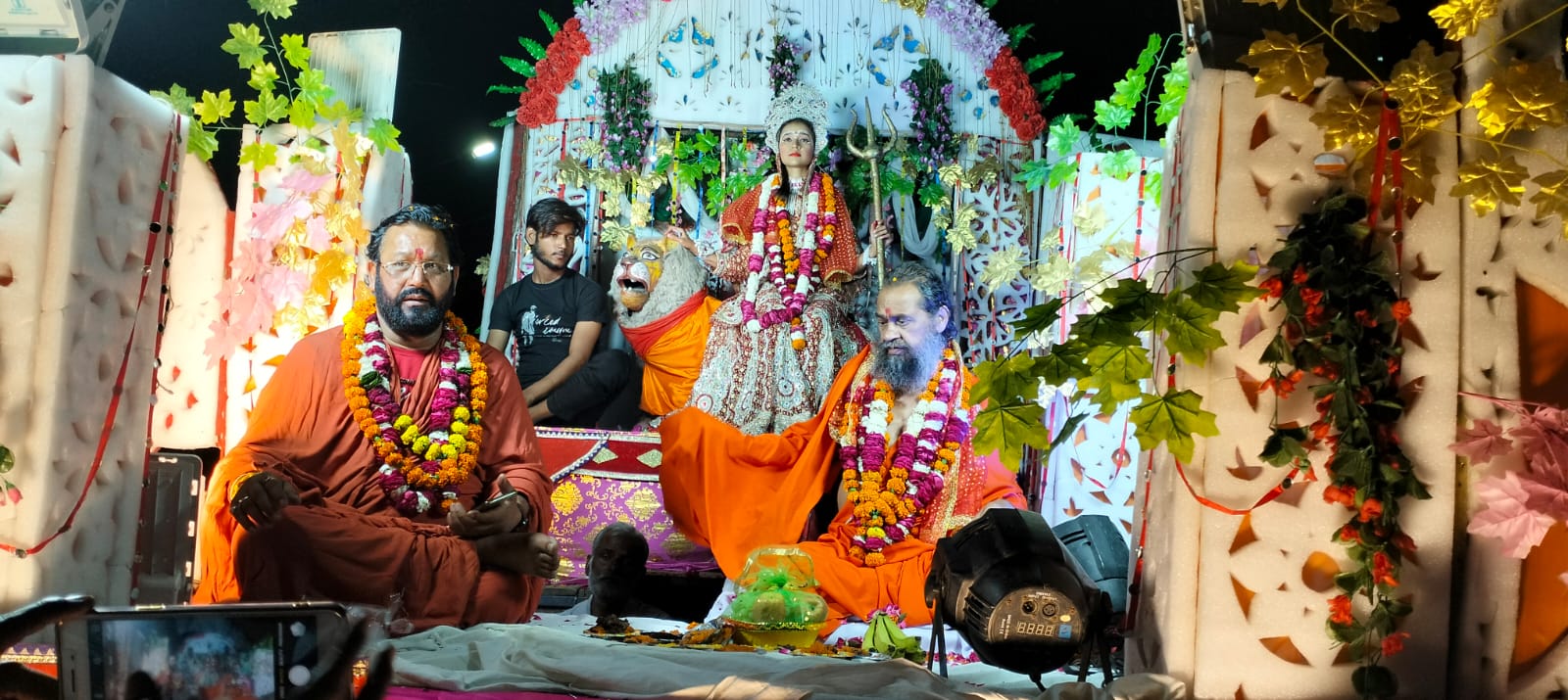 फर्रुखाबाद:बैंड बाजाओं  के साथ धूमधाम से निकाली गई मईया की शोभायात्रा