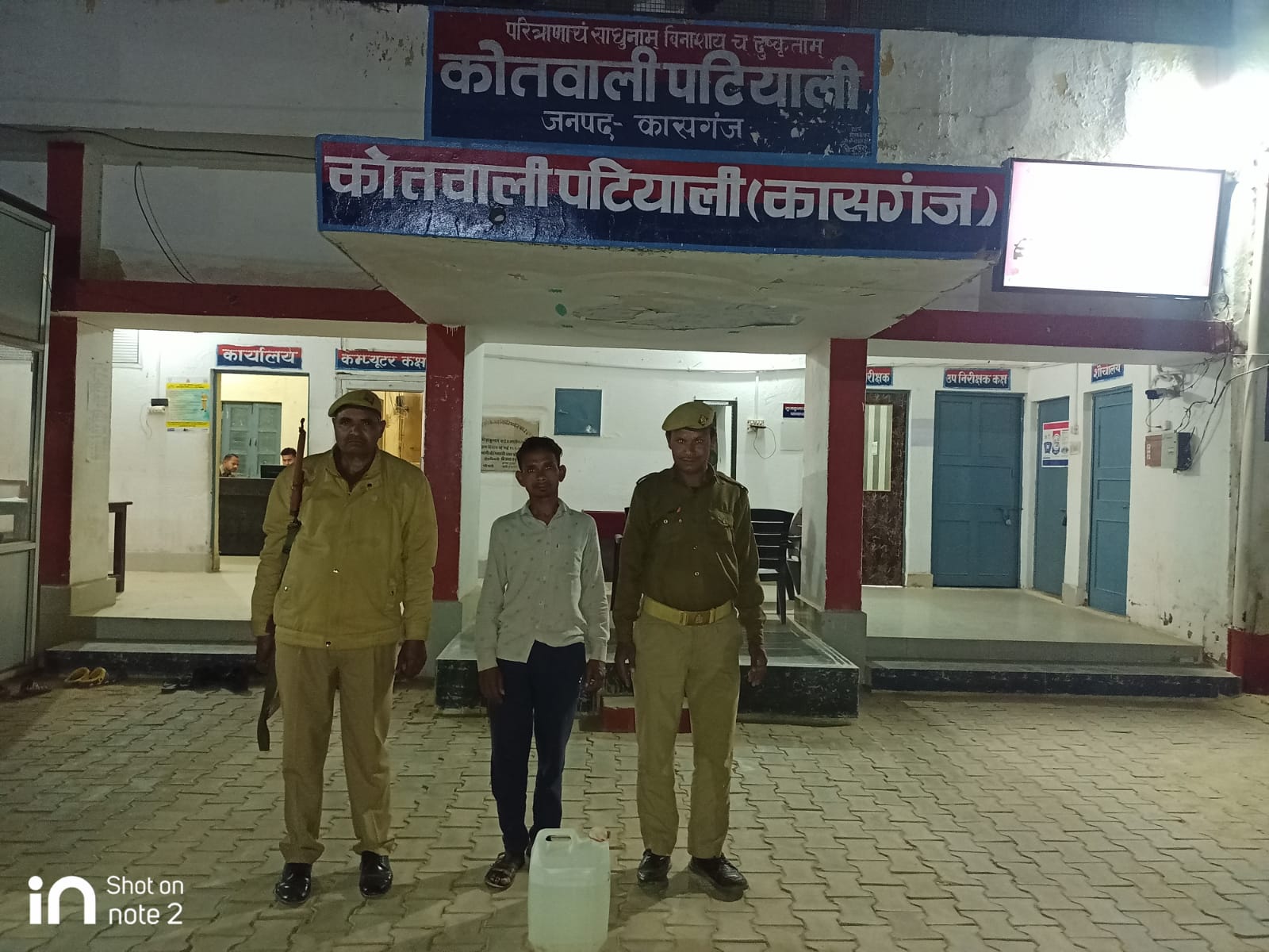 कासगंज -अवैध कच्ची शराब व शराब माफियाओं के विरुद्ध कासगंज पुलिस की कार्यवाही जारी