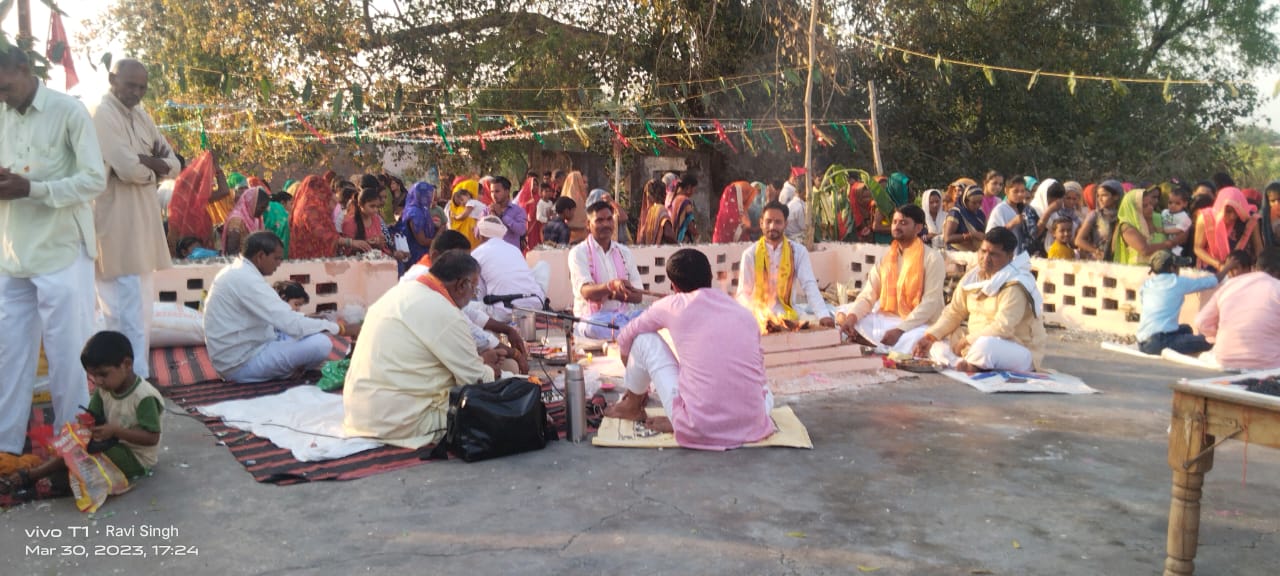 पीलीभीत:गोमती से जल लाकर मठ मंदिरों पर चढाया गया
