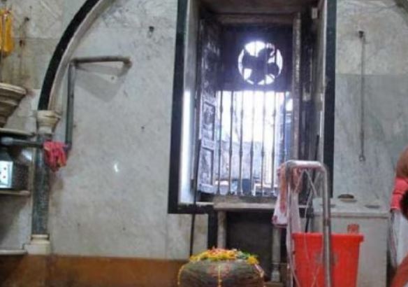 विष पीने वाले महादेव पर भी मिलावटी दूध का 'असर' भारी, 350 साल पुराने शिवलिंग का हुआ बुरा हाल