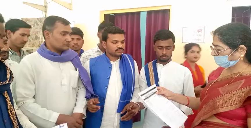 बांदा: कलेक्ट्रेट परिसर में आजाद समाज पार्टी के द्वारा दलितों के साथ हो रहे अत्याचार के संबंध में डीएम के माध्यम से राष्ट्रपति को सौंपा ज्ञापन