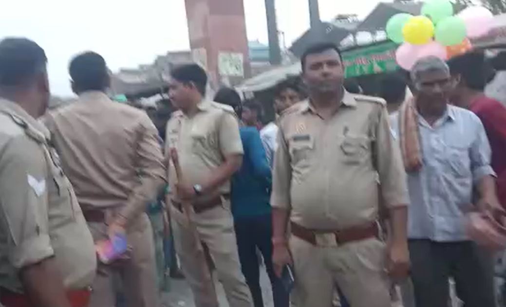 कासगंज के सोरों ब्लॉक के मानपुर नगरिया में दुर्गा मंदिर के पास लगा रामनवमी का मेला