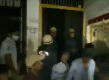 युवक ने बीच सड़क गर्दन रेती, पुलिस ने लोकबंधु अस्पताल में कराया भर्ती