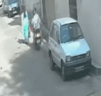 स्कूटी सवार बदमाशों ने टीचर का पर्स लूट लिया, पर्स के साथ घिसटती चली गईं टीचर