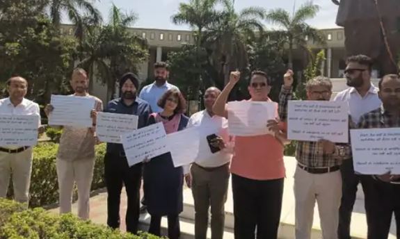 शिक्षकों ने राम मनोहर लोहिया लॉ यूनिवर्सिटी में अपनी मांगों को लेकर प्रदर्शन किया