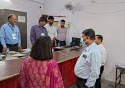 जिलाधिकारी ने निकाय चुनाव नामांकन प्रक्रिया का लिया जायजा, रिटर्निंग ऑफिसर से लिए जानकारी