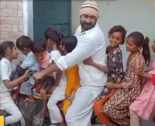 बाइक पर अपने 9 बच्चों को बैठाने के लिए शख्स ने लगाया ऐसा जुगाड़, देखकर उड़ जाएंगे आपके होश