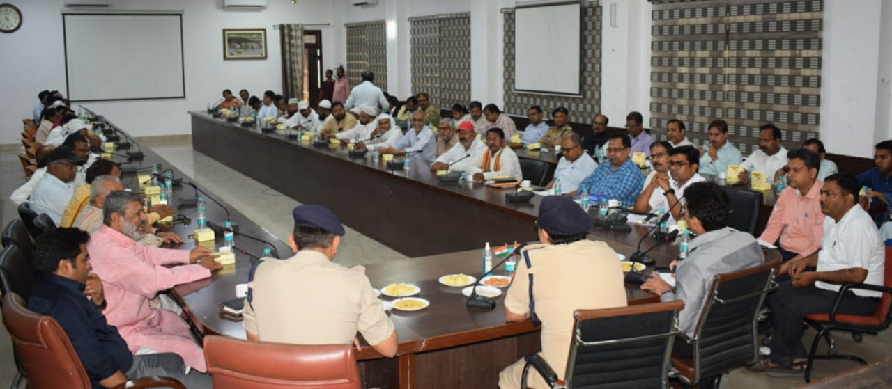 प्रयागराज- पुलिस आयुक्त एवं जिलाधिकारी की अध्यक्षता में ईद- उल -फितर एवं परशुराम जयंती पर्व को सकुशल संपन्न कराने के लिए धर्म गुरुओं के साथ बैठक संपन्न