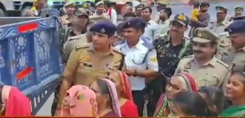 इटावा : एसएसपी ने दिए दुर्घटना से बचने के लिए ट्रैक्टर ट्रॉली पर रेड एवं पीली पट्टी लगाने के निर्देश