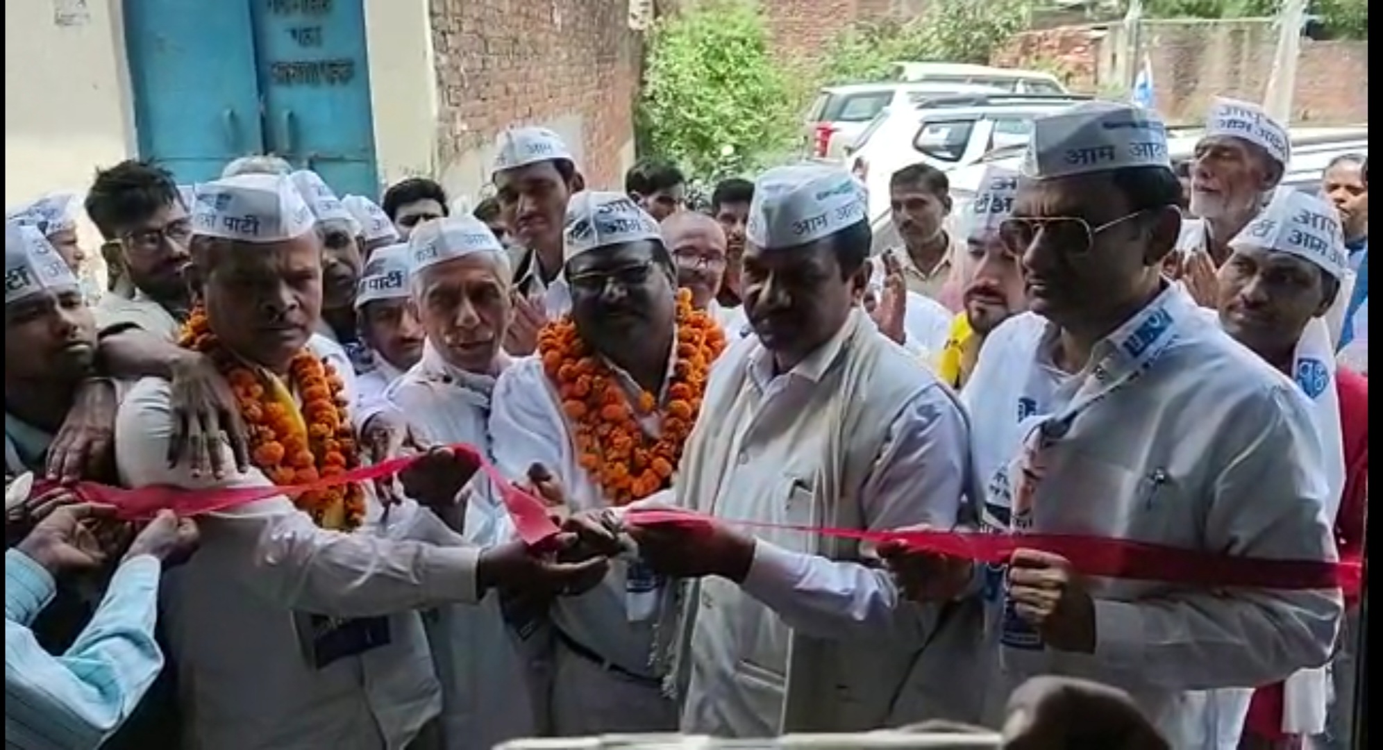 फर्रुखाबाद:ताबड़तोड़ कार्योलयो का उद्घाटन कर जिलाध्यक्ष नीरज प्रताप शाक्य ने दिया ,"हाउस टैक्स हाफ ,वाटर टैक्स माफ" का नारा
